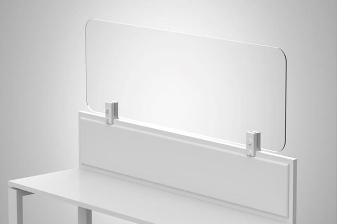 Transparente Hygieneschutzwand aus Acrylglas mit zwei Klemmelementen, die auf einem Holzaufsatz montiert ist. 