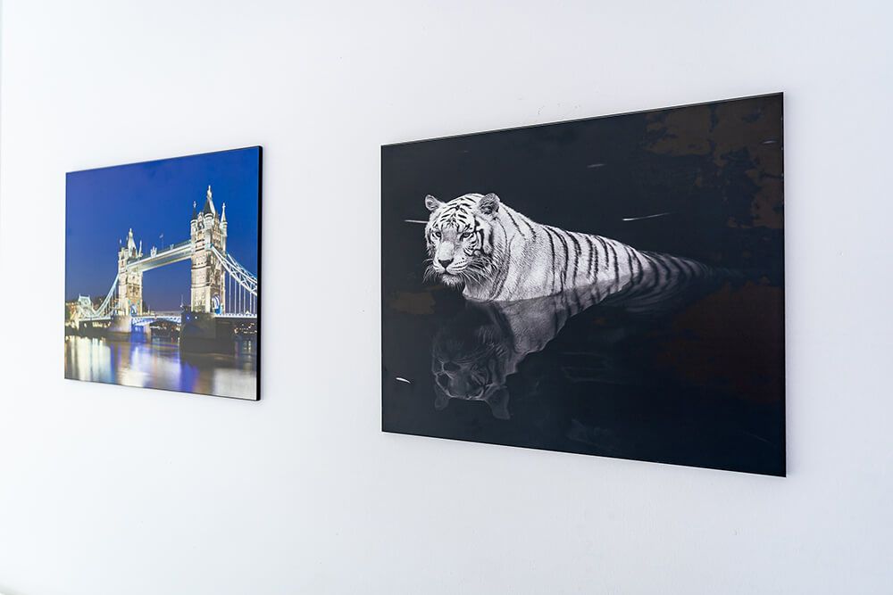 Zwei Wandbilder Tiger und Tower Bridge auf gebürstetem Alu-Verbund. 