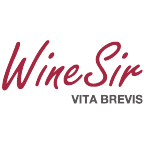 Logo: WineSir - Rote Schrift. Vita Brevis - darunter klein in schwarz - rechts ausgerichtet.