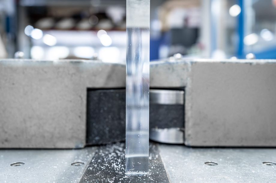 Seitzberger Diamantpoliermaschine - Ein glasklares, zehn Millimeter dickes Acrylglas wird an den Flächen poliert.   
