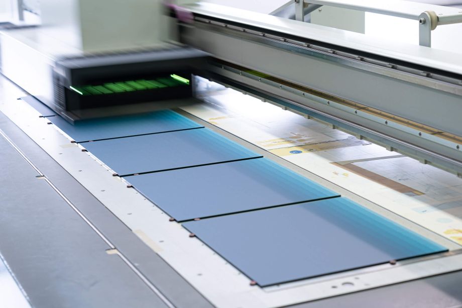 Seitzberger Digitaldruckmaschine - Acrylglas wird einfärbig dunkelblau bedruckt. 