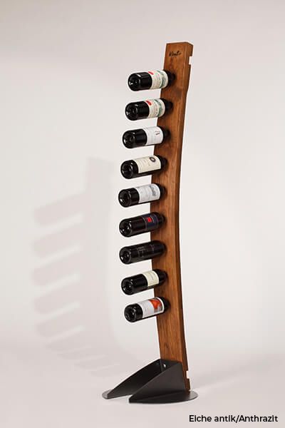 WineSir-Weinhalter in Eiche antik für neun Flaschen mit einem Sockel in Anthrazit.